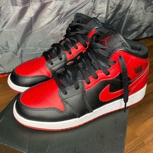 AIR JORDAN 1 MID GS 'Banned'